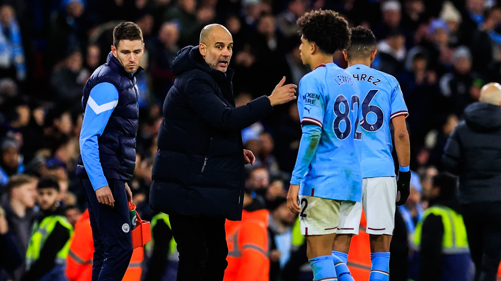 Guardiola claque les joueurs de Man City et les fans après la victoire contre les Spurs