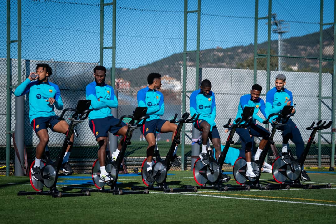 En Arabie Saoudite, une star du Barça trébuche et tombe du bus (Vidéo)