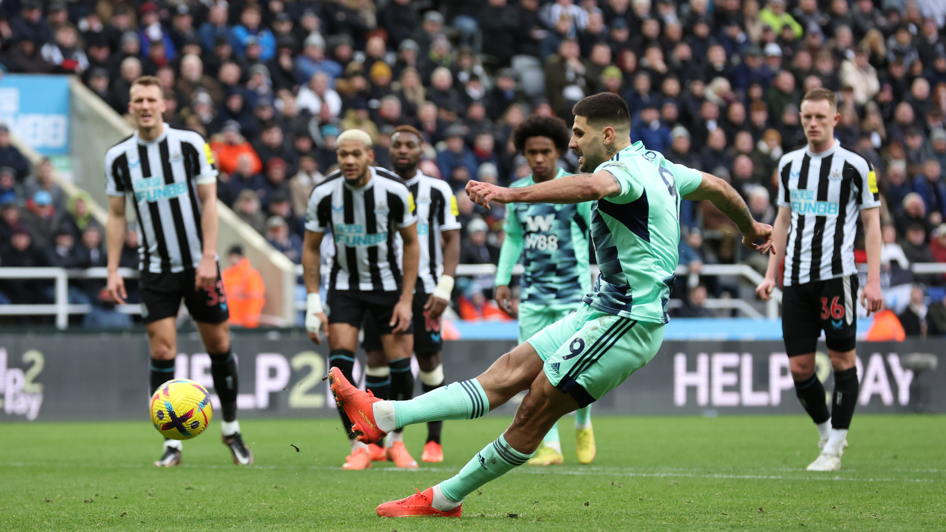 Newcastle s’impose sur le fil contre Fulham et sort Man Utd du podium