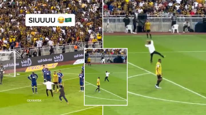 Les supporters prennent d’assaut le terrain et frappent le « Siu » pour célébrer le geste de Ronaldo pendant le match de championnat saoudien