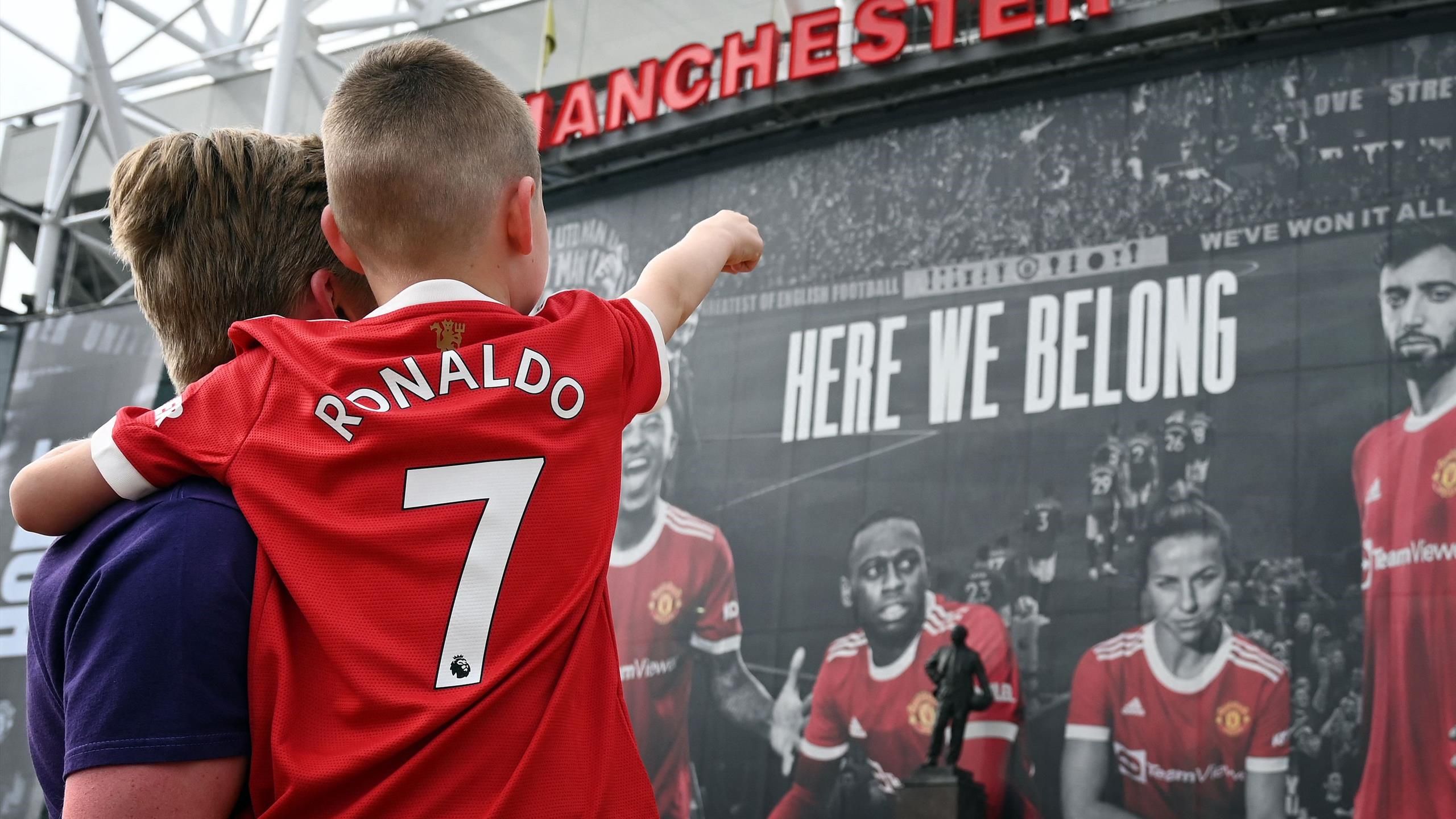 Une première depuis le clash, le vibrant hommage des fans de United à CR7 à Old Trafford