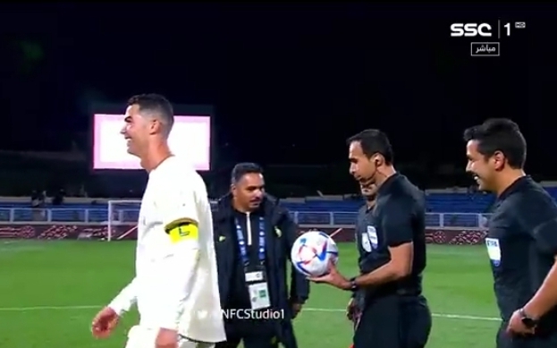 Incroyable ! Ronaldo privé de rentrer avec le ballon du match après son triplé en Arabie Saoudite (VIDÉO)