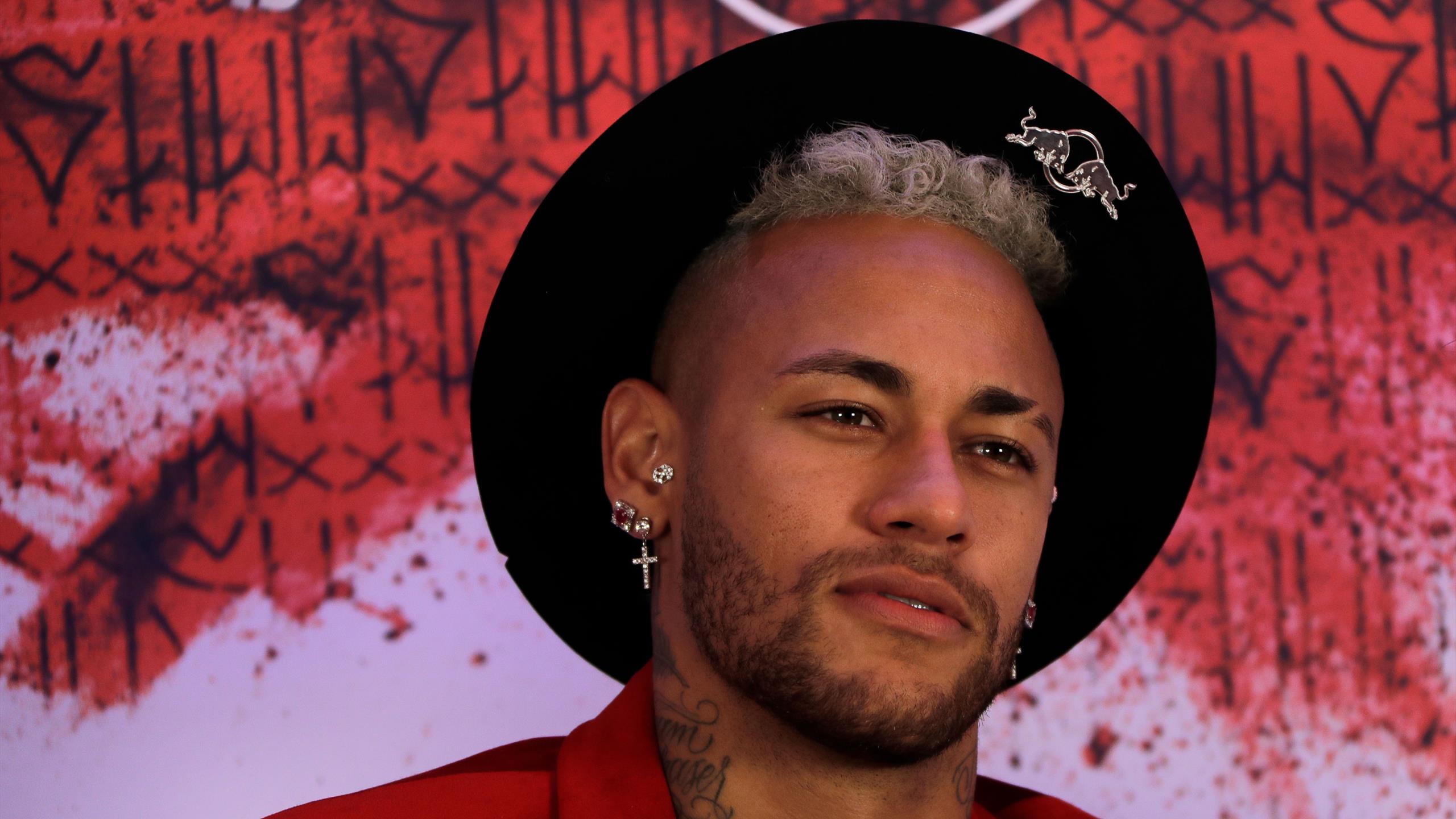 Neymar surpris en pleine romance avec une star mondiale lors de la  débâcle du PSG contre Rennes !