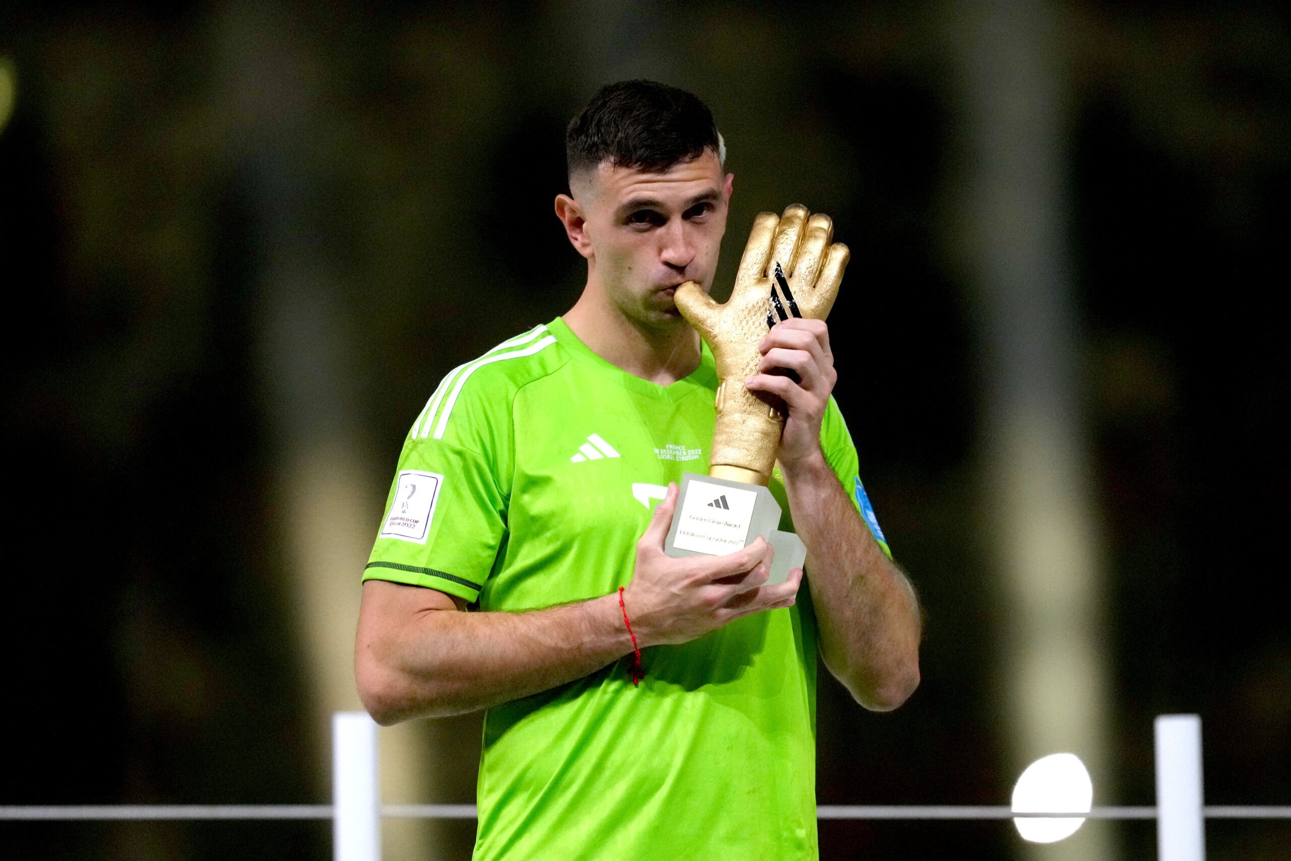 « Quand on me l’a demandé, je n’ai pas hésité à le faire », le joli geste d’Emiliano Martinez avec ses gants de la finale