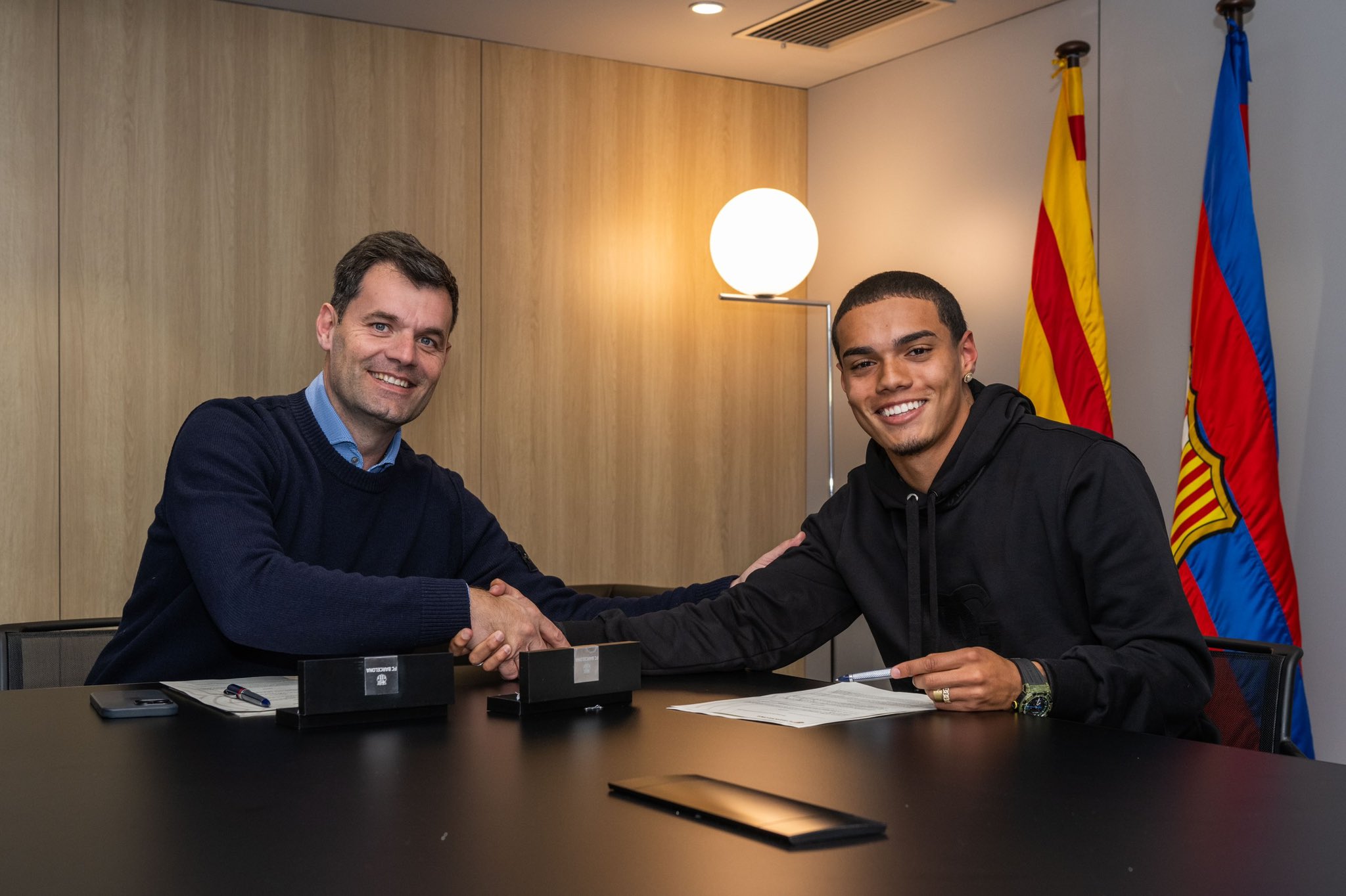 OFFICIEL : Le Barça signe le fils de Ronaldinho !