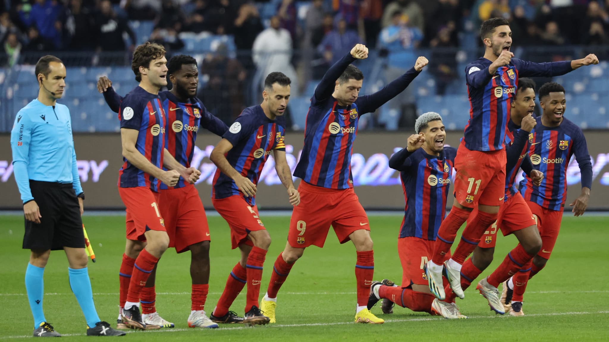 Les joueurs du Barca apres leur victoire en demi finales de la Supercoupe d Espagne contre le Betis le 12 janvier 2023 1556451