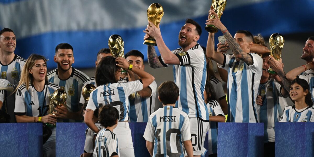 Lionel Messi et ses partenaires ont celebre leur sace mondial au stade Monumental le 23 mars 2023 1603658