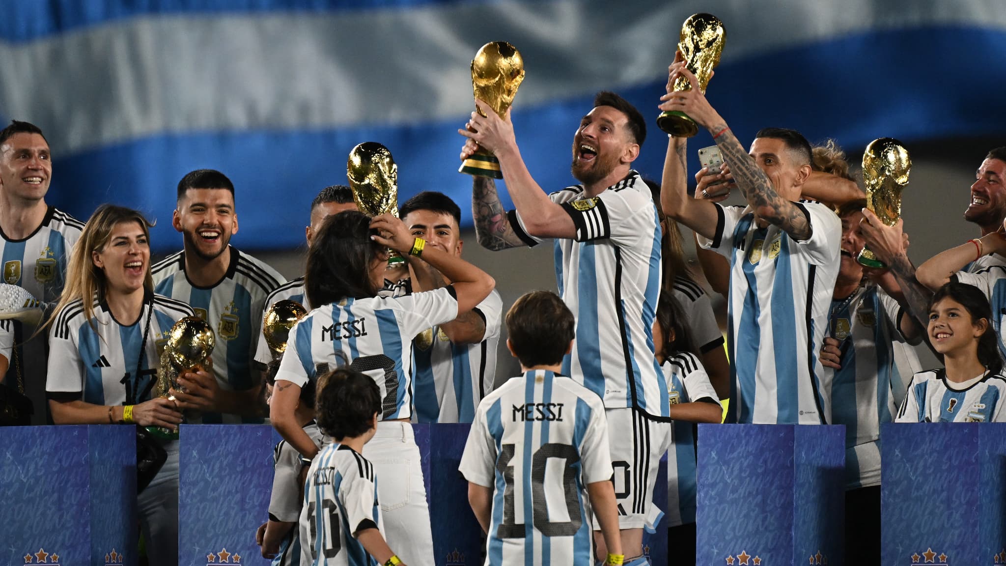 Lionel Messi et ses partenaires ont celebre leur sace mondial au stade Monumental le 23 mars 2023 1603658