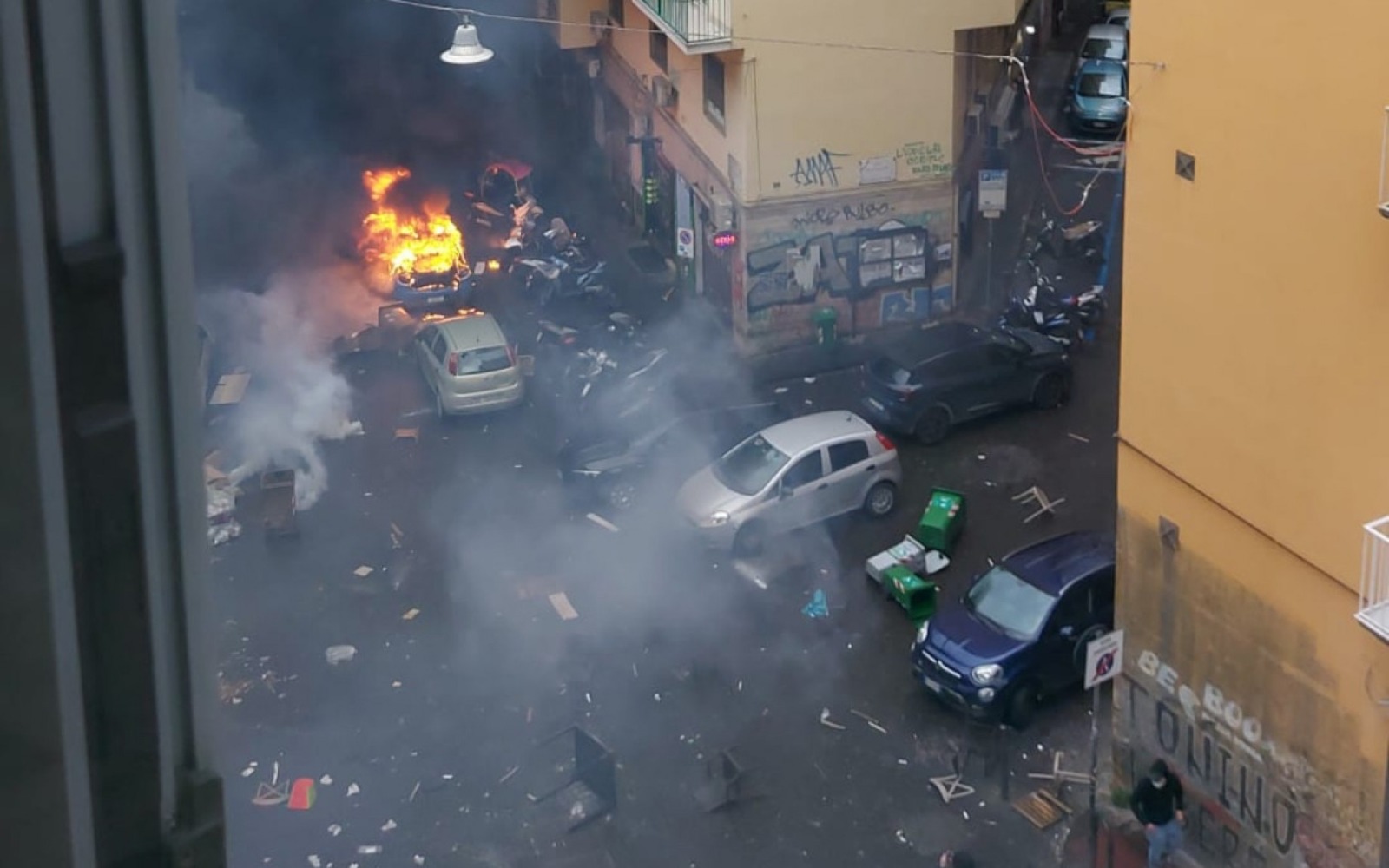 Naples – Francfort: De violents affrontements éclatent entre supporters, des voitures incendiées (VIDEO)