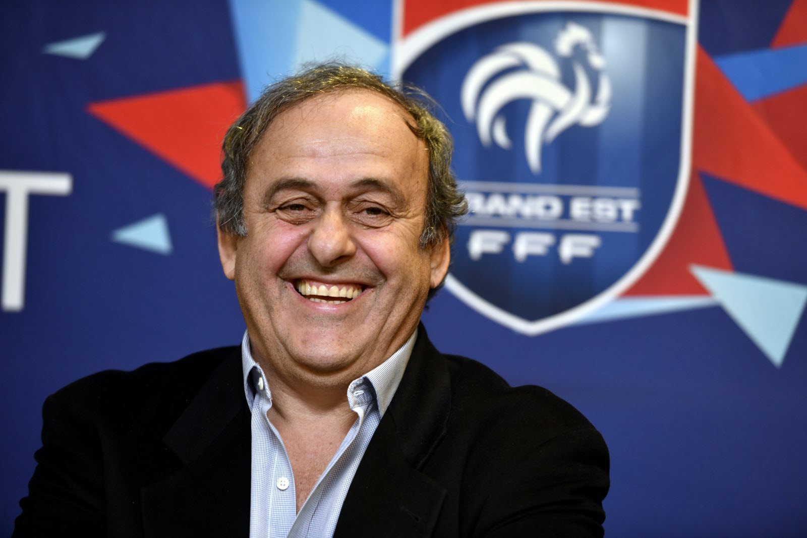 Annoncé à la présidence de la FFF, Michel Platini sort du silence et fait une mise au point claire !