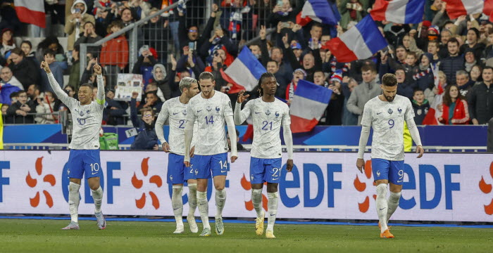 trois mois apres le mondial les bleus gardent le rythme 1679754637