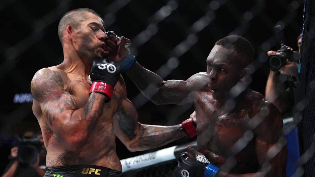 UFC : Israël Adesanya foudroie enfin Alex Pereira « sa bête noire » et récupère sa ceinture !