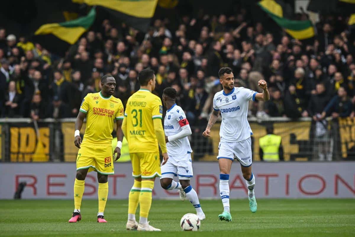 Ligue 1 : Nantes et Nices s’inclinent, Angers file vers la relégation… Tous les résultats des matchs de 15h