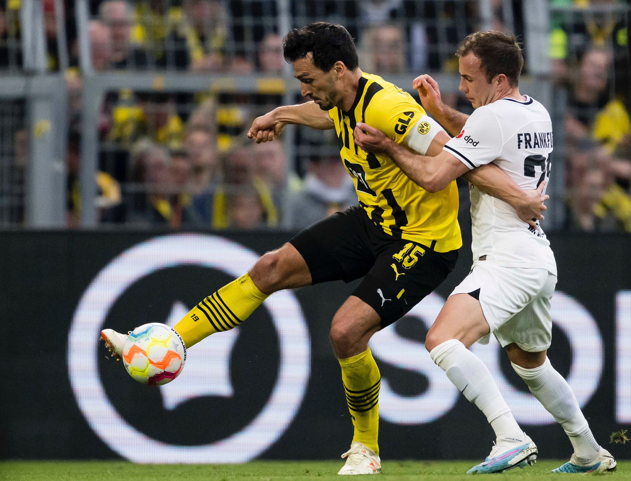 Dortmund balaie Francfort et devient nouveau leader de Bundesliga