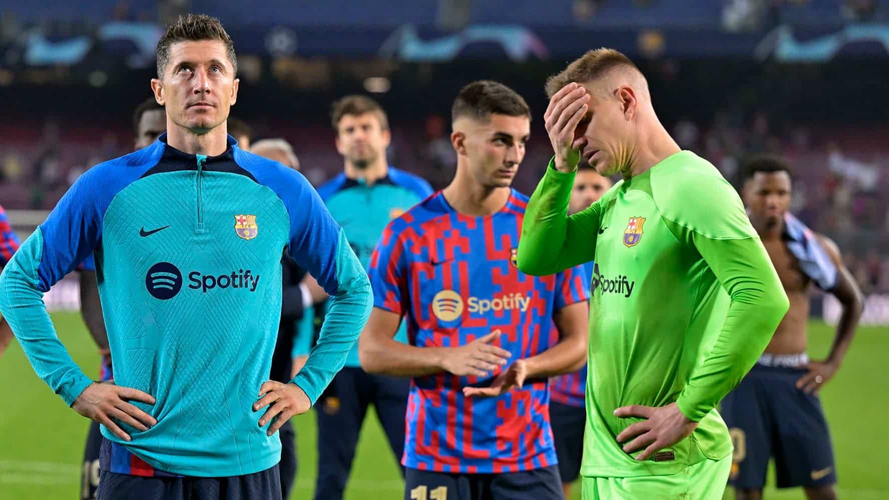 Robert Lewandowski et Marc Andre Ter Stegen apres l elimination du Barca en Ligue des champions 1509029