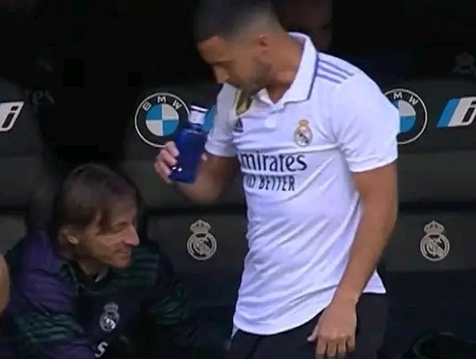 Ce beau geste de Modric envers Hazard alors qu’il entrait en jeu face à Valladolid (PHOTOS)