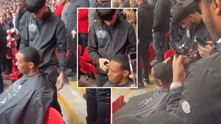 Un fan se fait couper les cheveux à l’intérieur de Wembley pendant le match Man Utd et Brighton