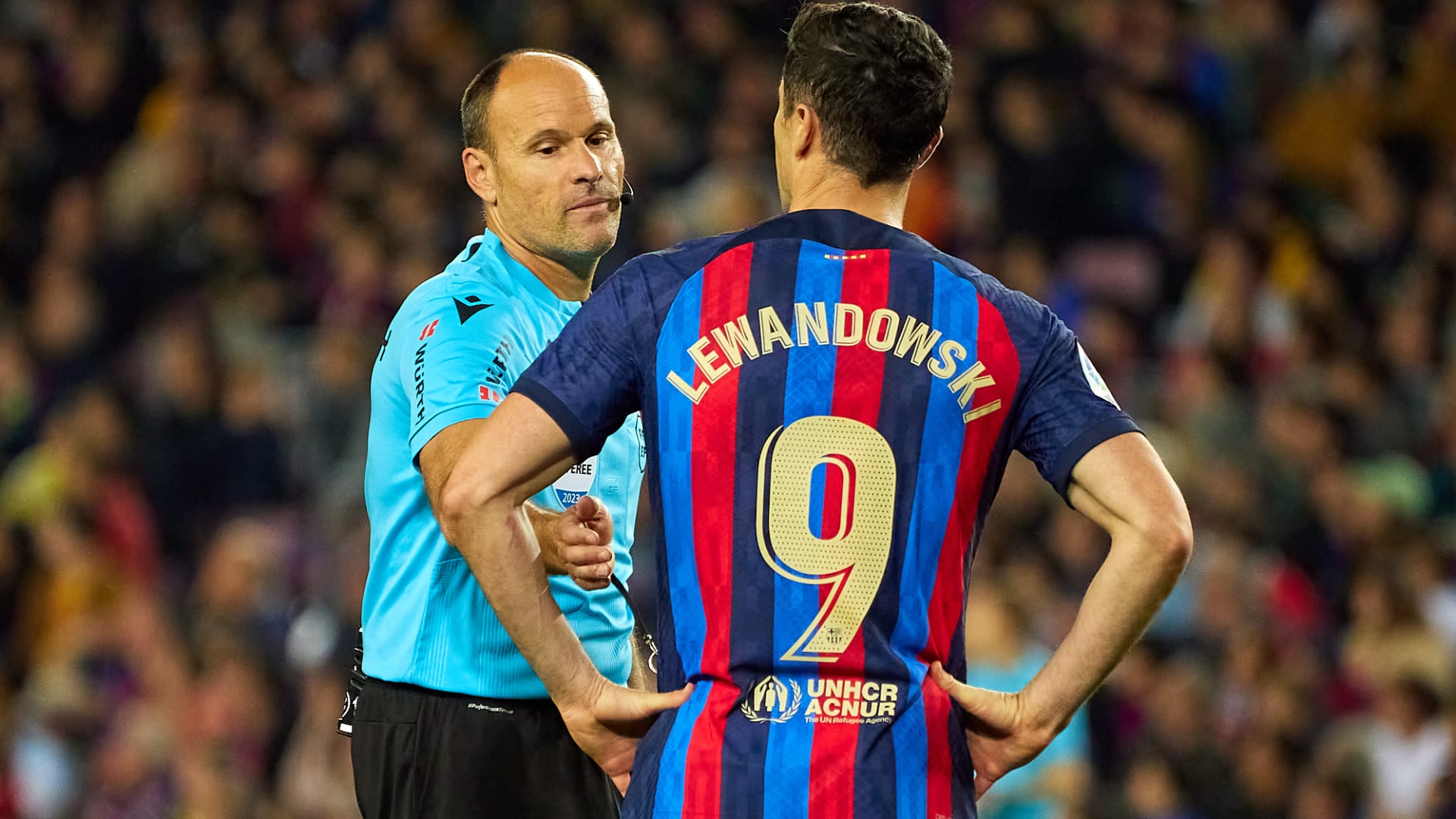 Repéré, l’arbitre Mateu Lahoz pose une question agaçante à Lewandowski à propos de Barcelone