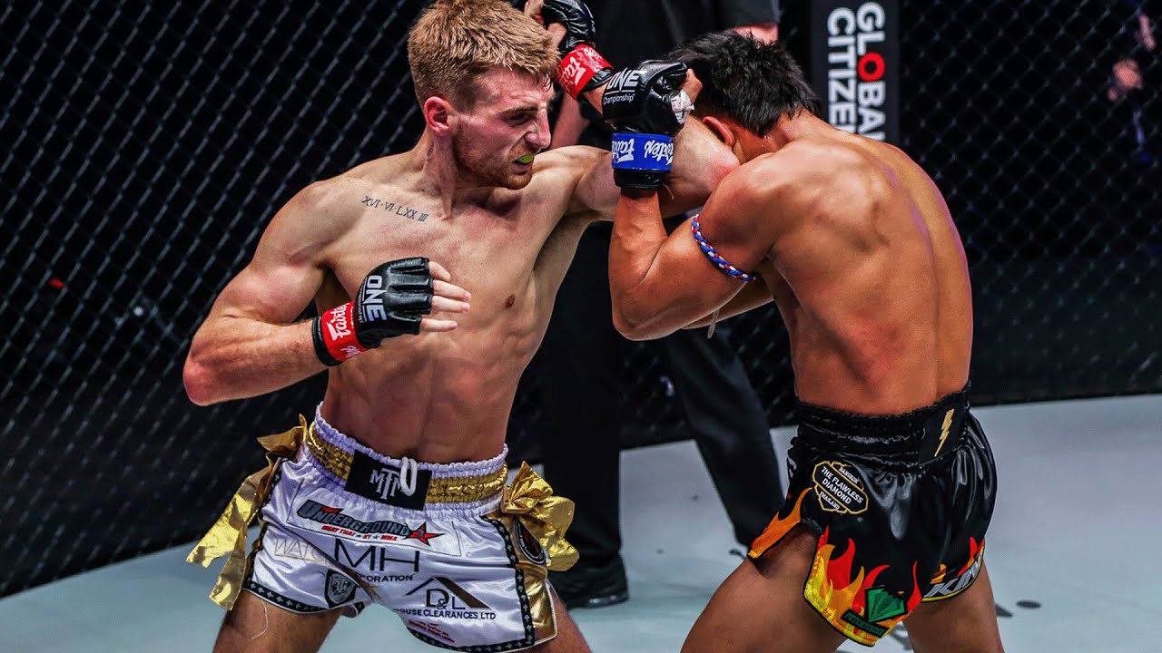 MMA : Un boxeur anglais imite Adesanya et inflige un KO dévastateur au champion du Muay-Thai