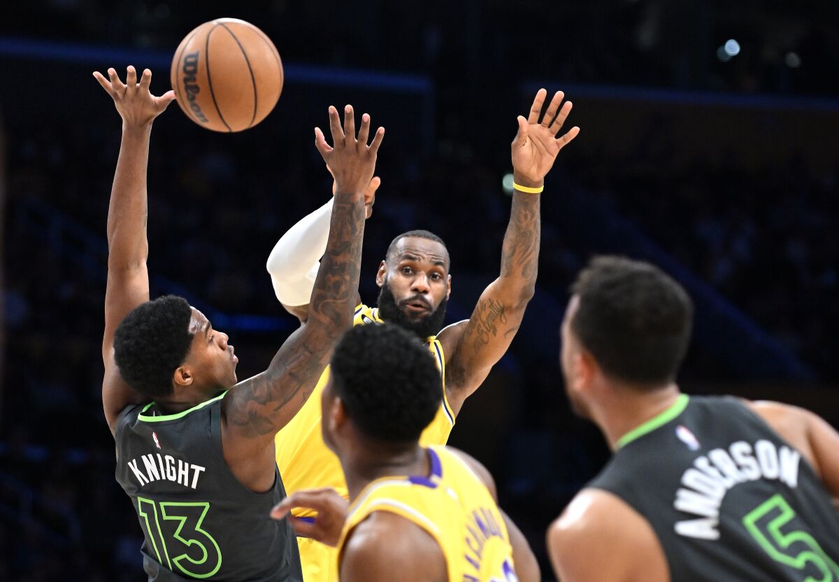 NBA : LeBron James et Les Lakers se qualifient difficilement pour les Play-offs !