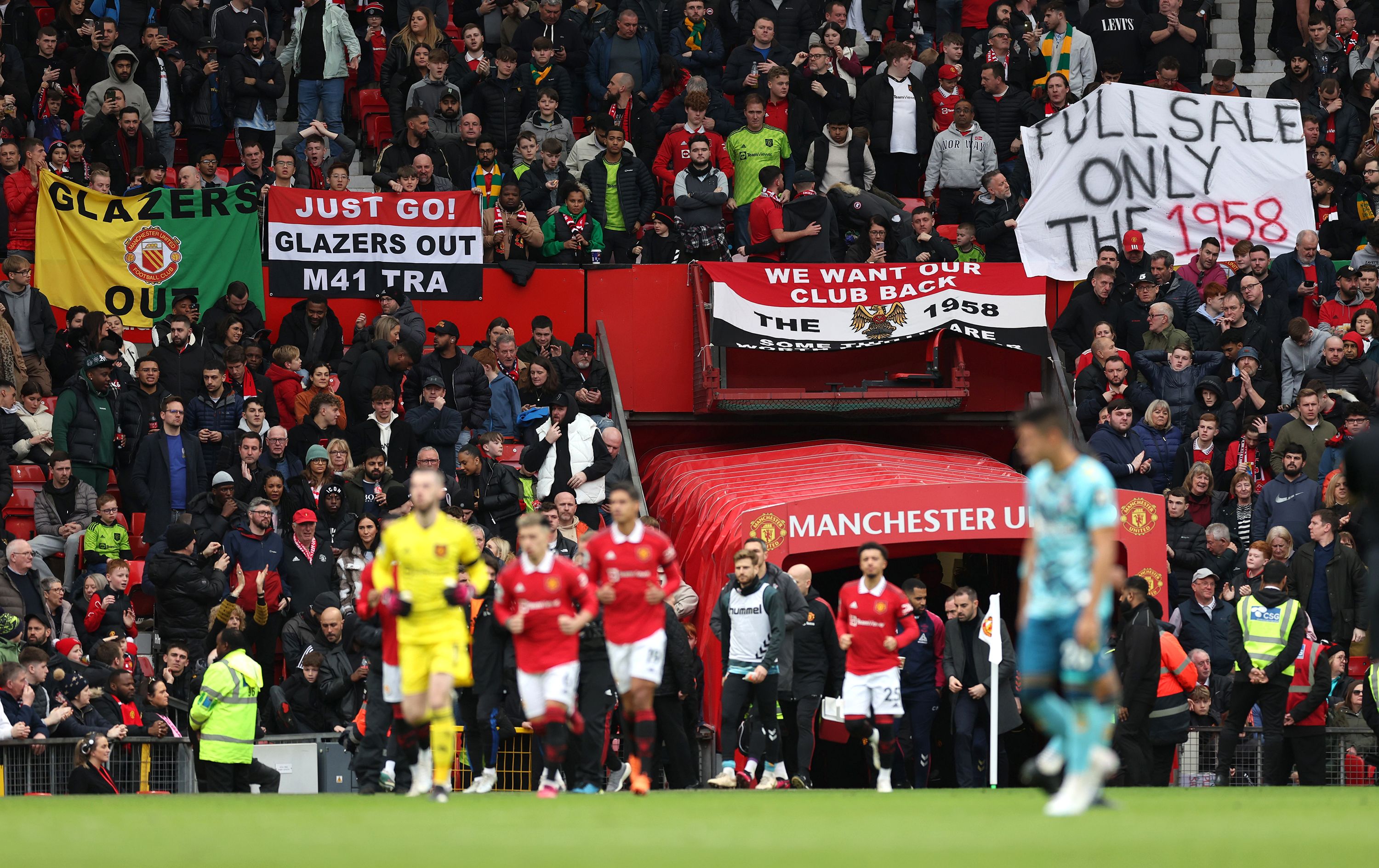 Les nouveaux maillots de Man United dévoilés, les fans choqués : « c’est hideux »