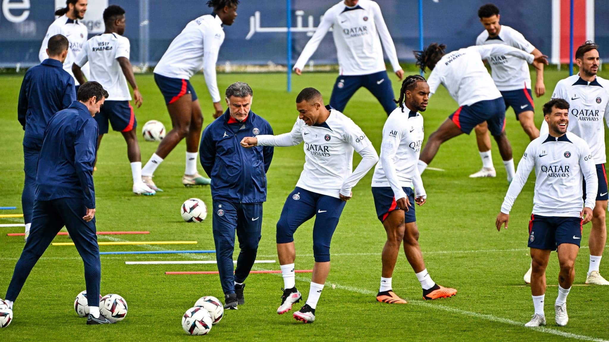 Christophe Galtier avec Kylian Mbappe a l entrainement du PSG 5 mai 2023 1631229