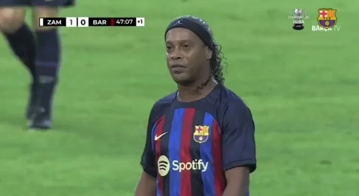 Ronaldinho et les légendes du Barça humiliés en Zambie  (VIDÉO)