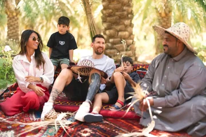 24h après la lourde défaite du PSG, Messi retrouve le sourire en Arabie Saoudite (PHOTOS)