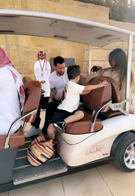 24h après la lourde défaite du PSG, Messi retrouve le sourire en Arabie Saoudite (PHOTOS) 2 image 15