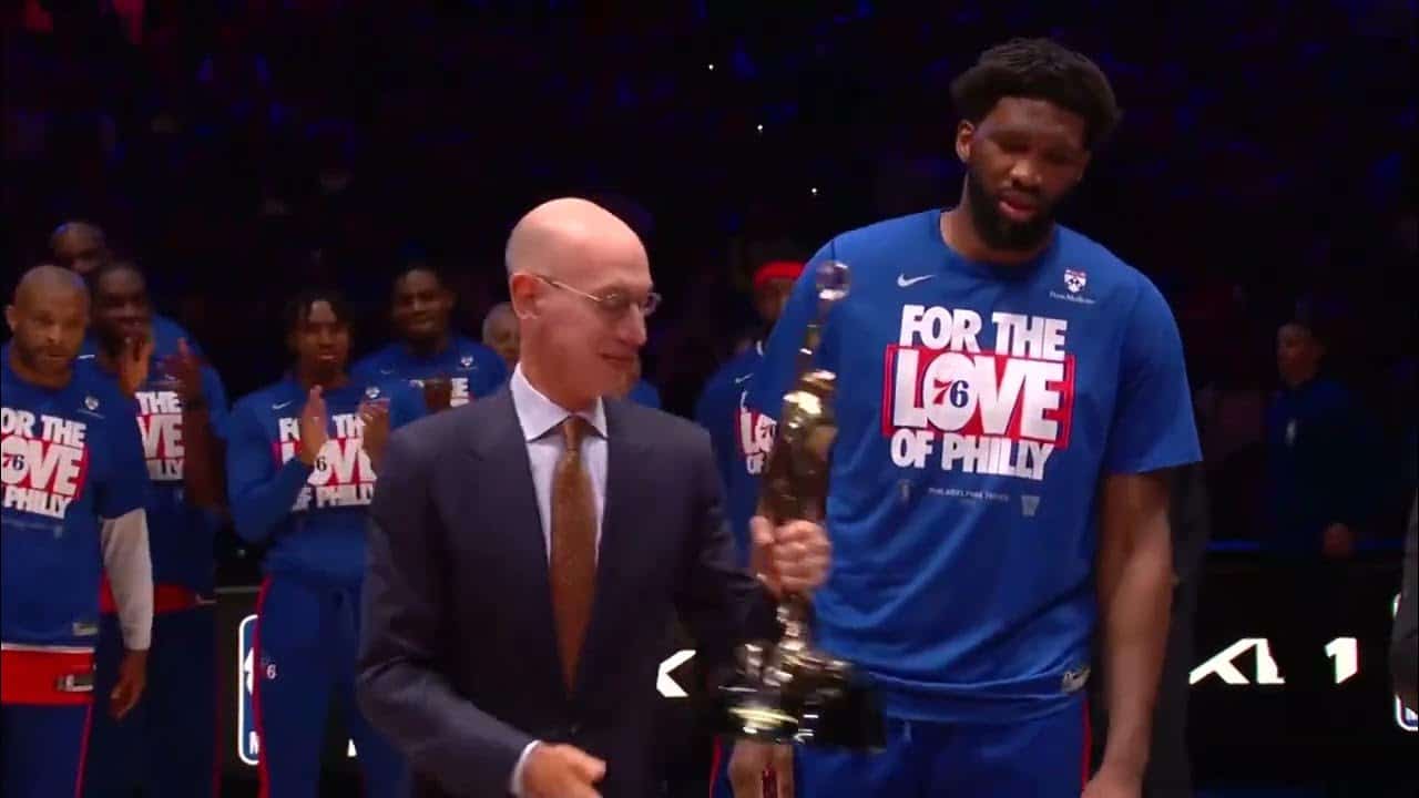 NBA : Cérémonie émouvante, Joel Embiid a enfin soulevé son trophée de MVP (VIDEO)