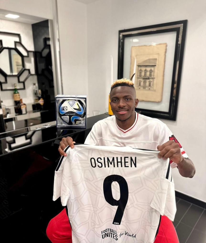 La FIFA rend hommage à Osimhen avec un maillot et un ballon spéciaux