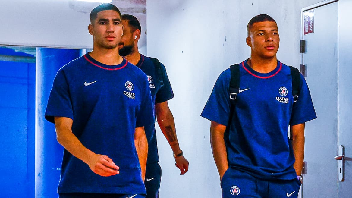 Achraf Hakimi avec Kylian Mbappe avant un match du PSG aout 2022 1534550