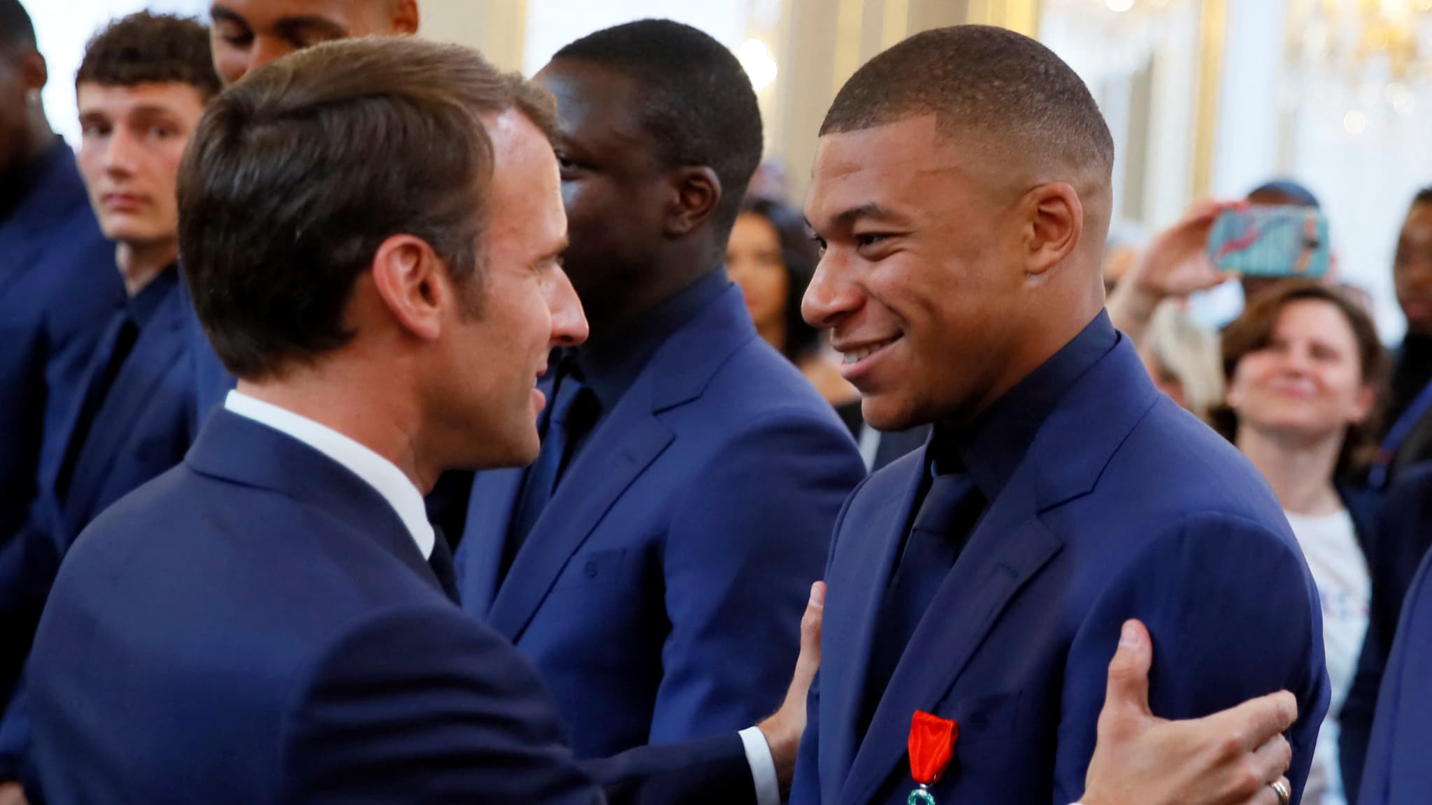 Emmanuel Macron et Kylian Mbappe a l Elysee le 4 juin 2019 1254496