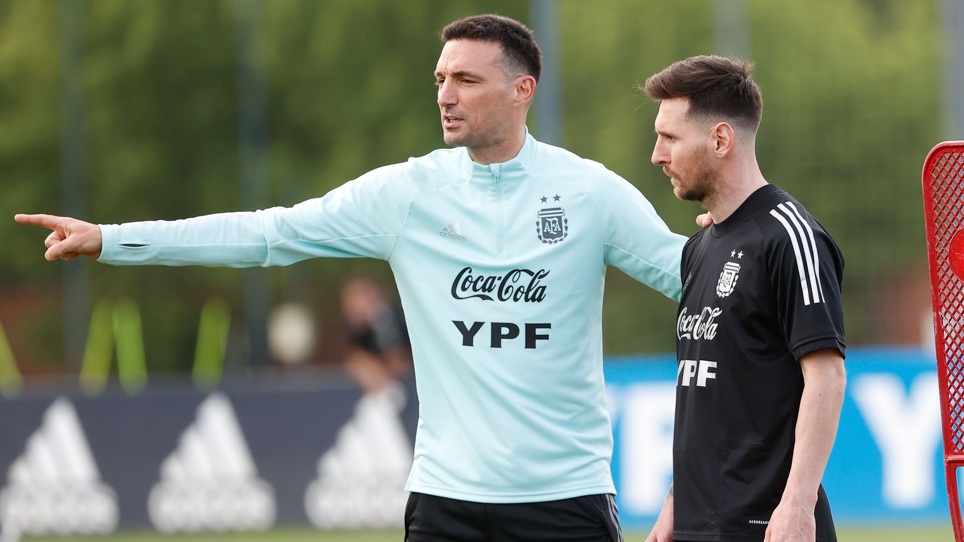 Scaloni réagit alors que Messi quitte le PSG pour l’Inter Miami