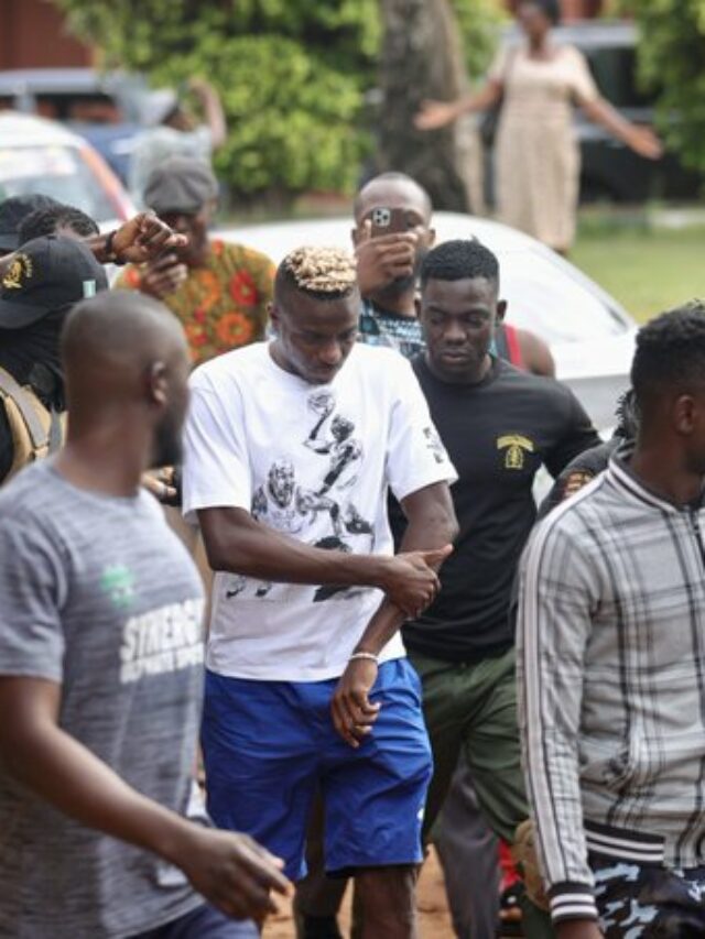 Victor Osimhen rend visite à ses amis d’enfance au Nigéria