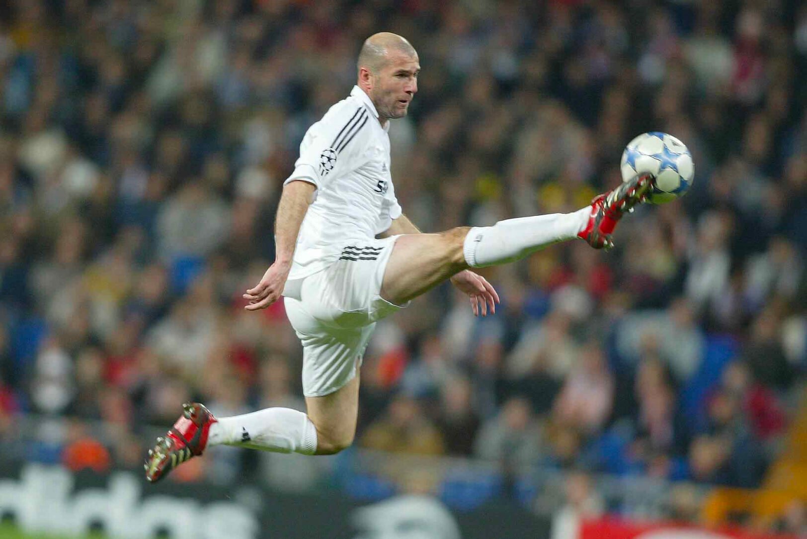 Le premier rang de notre liste des meilleurs footballeurs français de tous les temps est occupé par la légende Zinédine Zidane