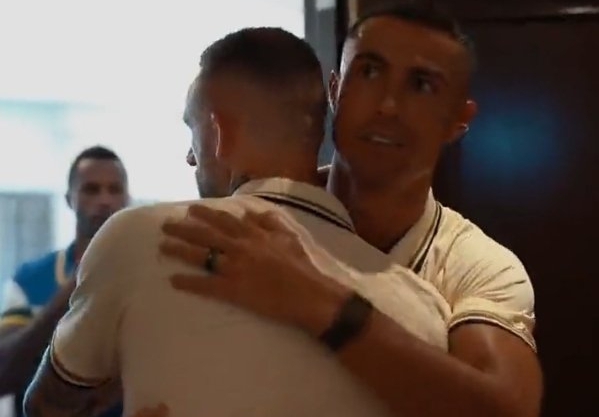 VIDÉO : Première rencontre entre stars, Cristiano Ronaldo accueille Brozović à Al Nassr !