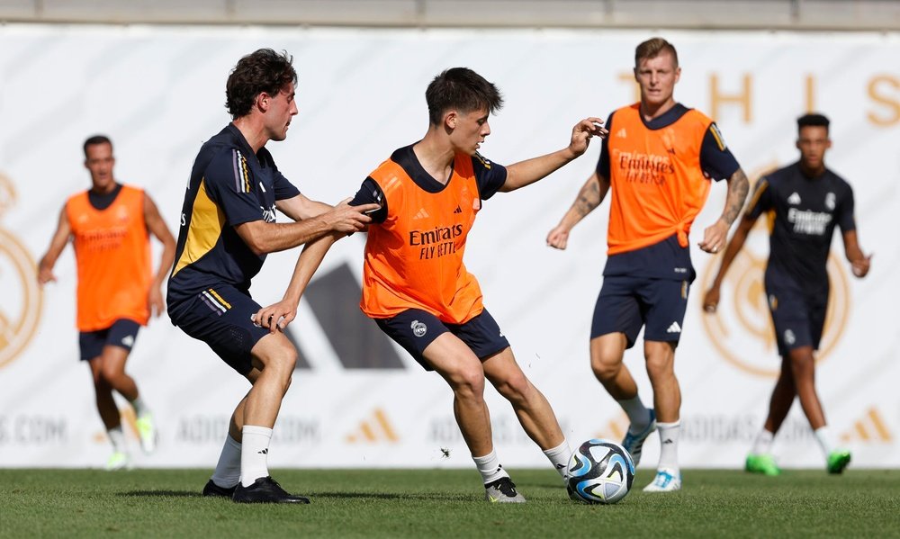 C'est fait, le Real Madrid a pris une énorme décision pour l’avenir d’Arda Güler ! 1 Arda Güler avec le Real Madrid