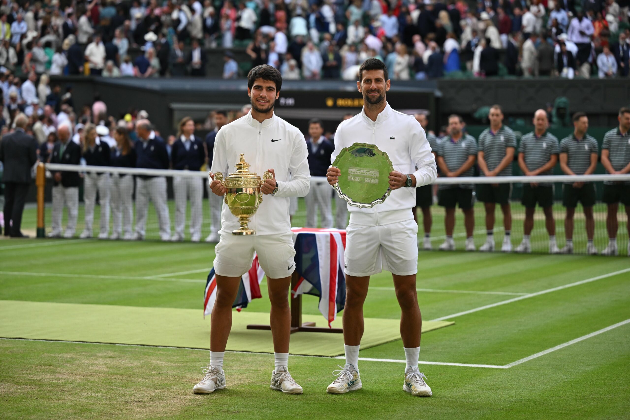 Carlos Alcaraz renverse remarquablement Djokovic et s’empare du trône à Wimbledon !