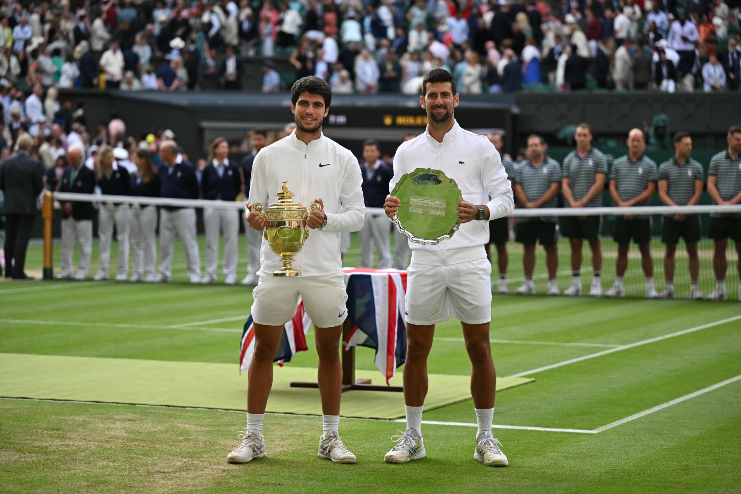 Carlos Alcaraz renverse remarquablement  Djokovic et s’empare du trône à Wimbledon !