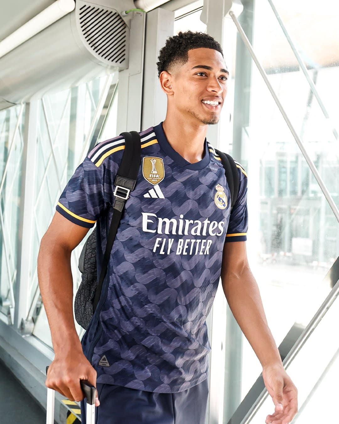 Jude Bellingham sous le nouveau maillot extérieur du Real Madrid