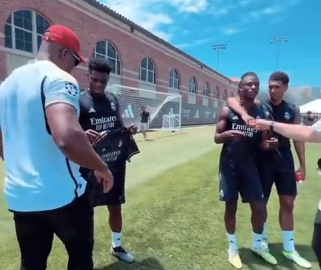 Moment chaleureux, Francis Ngannou rend visite aux joueurs madril&egrave;nes aux USA (Vid&eacute;o)