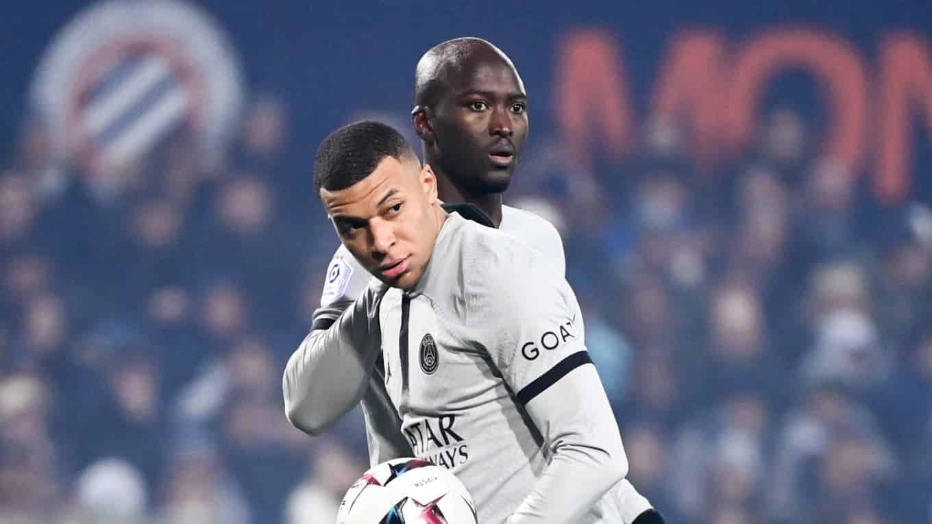 Kylian Mbappe et Danilo face a Montpellier lors de la saison 2022 2023 1679929