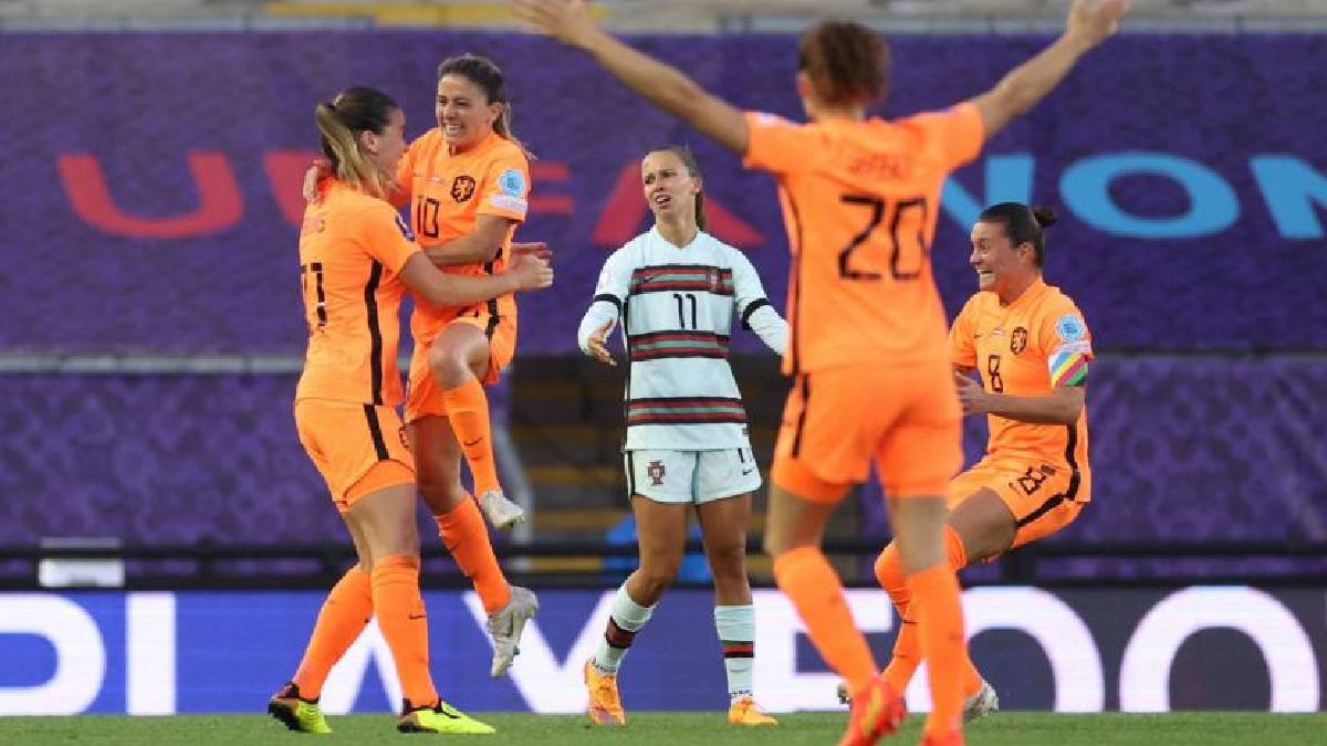 Les joueuses des Pays Bas celebrent leur victoire contre le Portugal en phase de groupe de lEuro feminin 2022