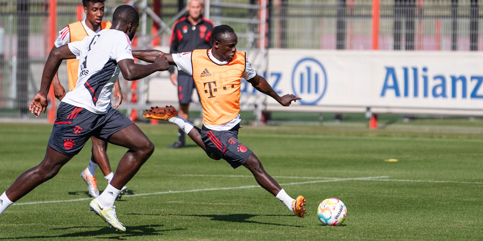 Bayern : Le geste de Sadio Mané face à 2 coéquipiers qui fait le tour du web (vidéo)