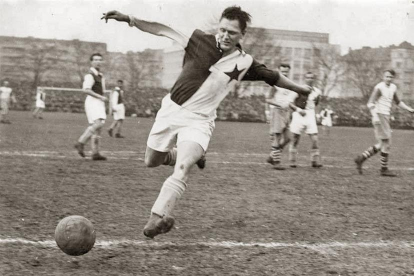 3. Josef Bican – 805 buts