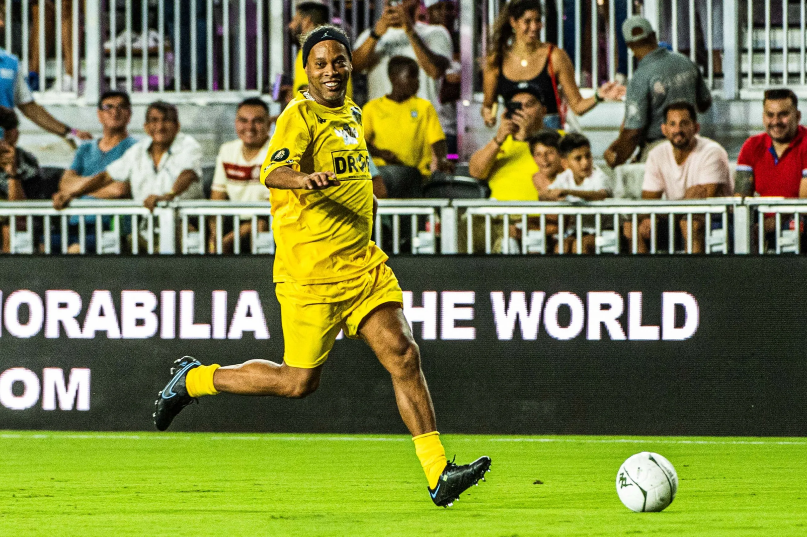 "Un entraîneur avec lequel j’aurais aimé jouer et travailler est…", Ronaldinho zappe Xavi et Guardiola 2 Ronaldinho à un match