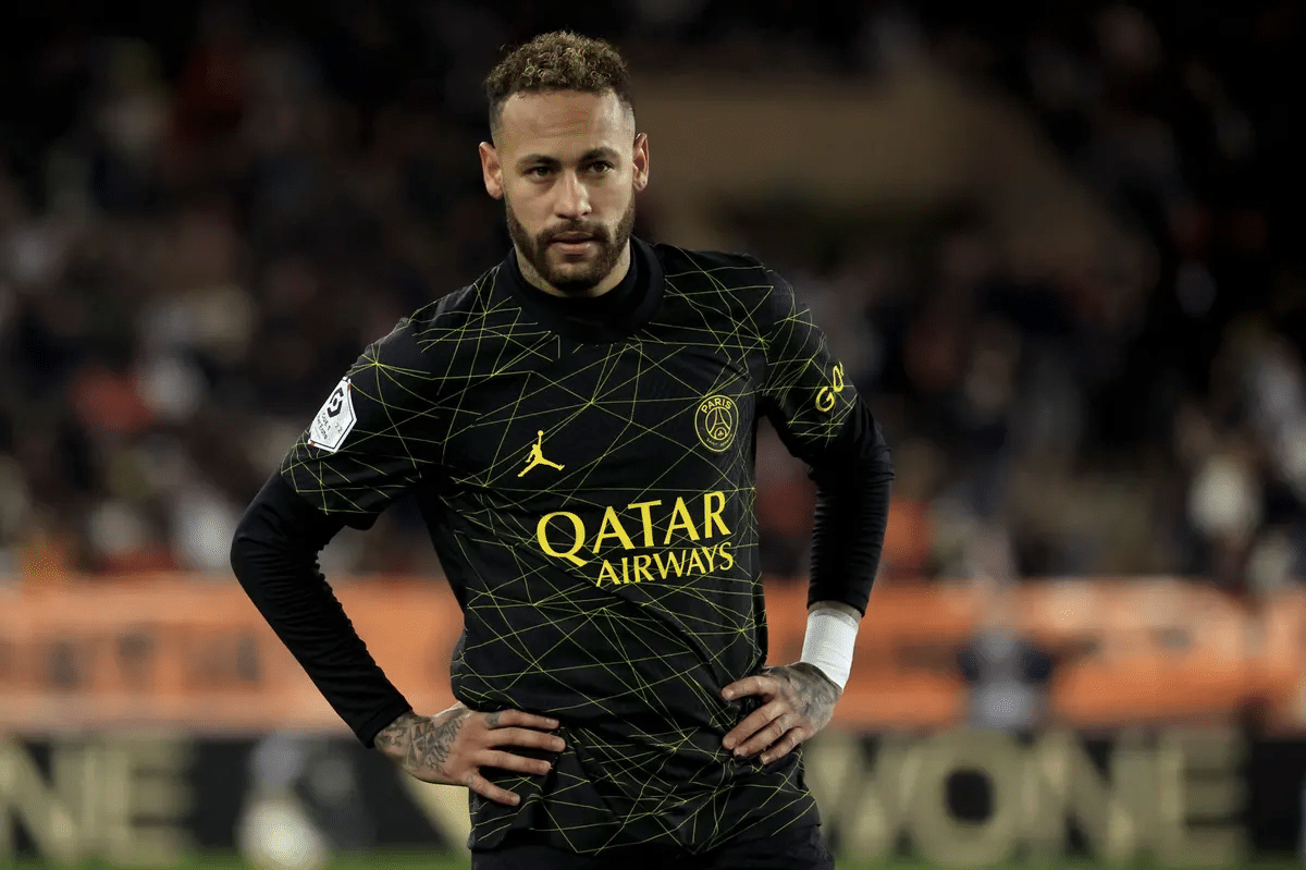 Neymar annonce qu'il reste au PSG 