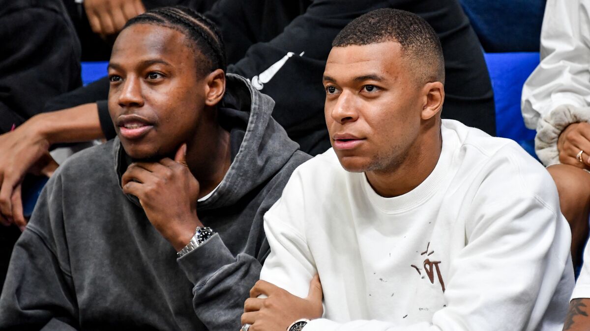 kylian mbappe qui est brice tchaga toujours aux cotes de l international francais