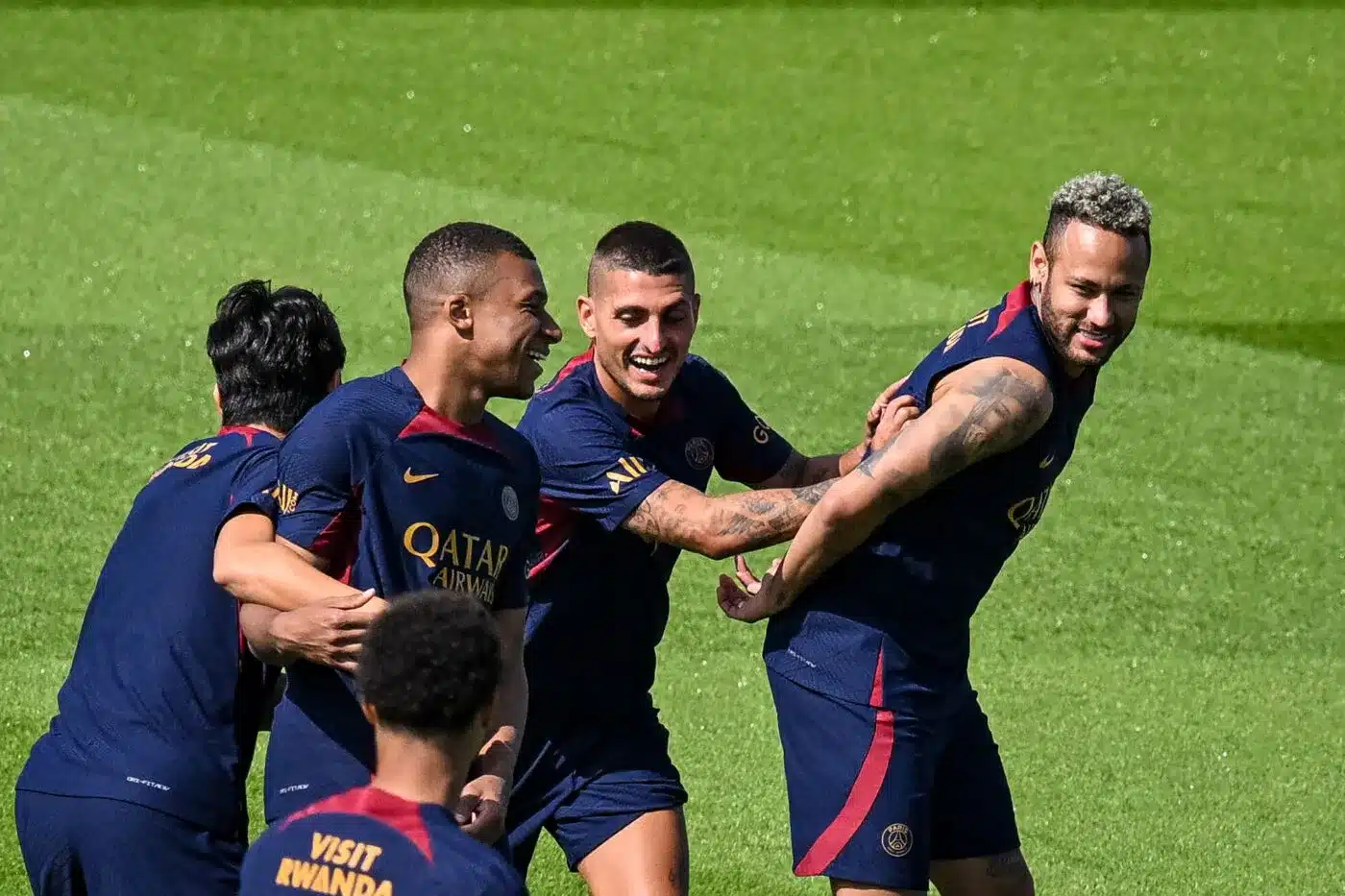 mais pourquoi neymar veut il rester au psg 2